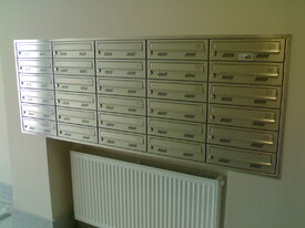 jednostranné nerezové poštové schranky zabudované do steny